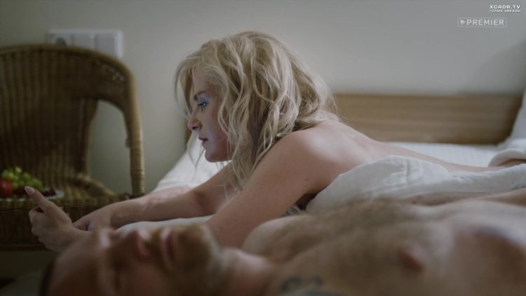 Linda Lapins is naked