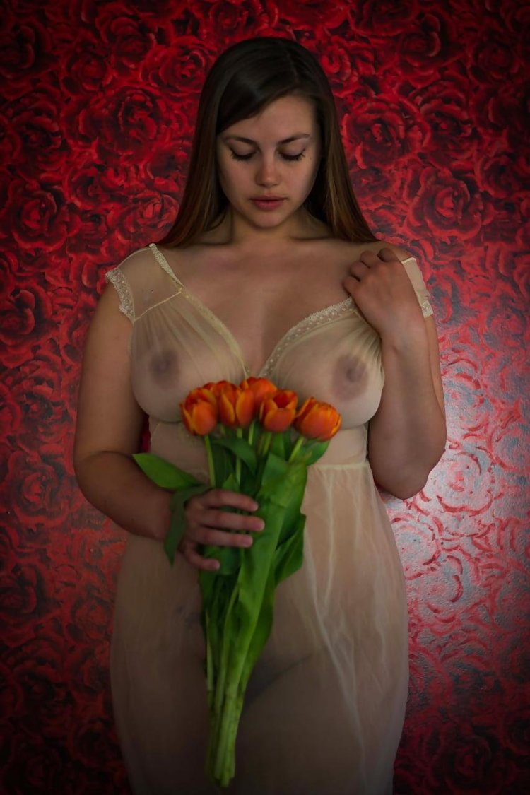 Lush beauty Lillias Right: