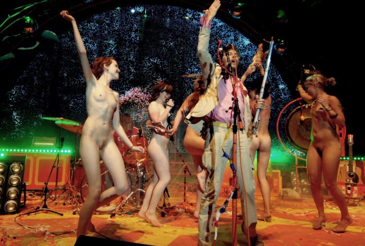 Amanda Palmer striptease