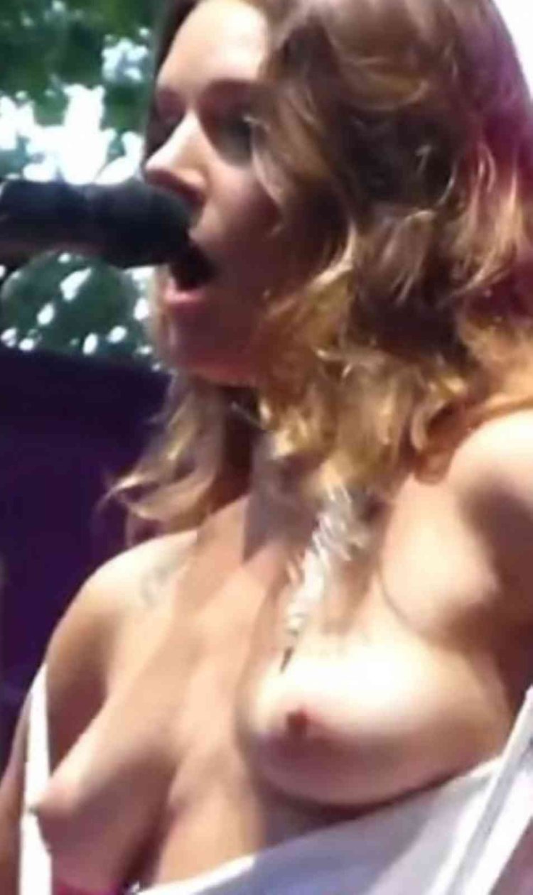 Tove LO Naked without underwear