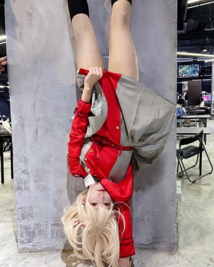 Chisato's handstand anime