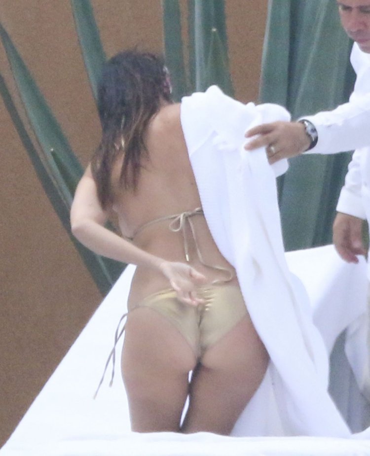 How today Kim Kardashian looks naked with paparazzi during the filming