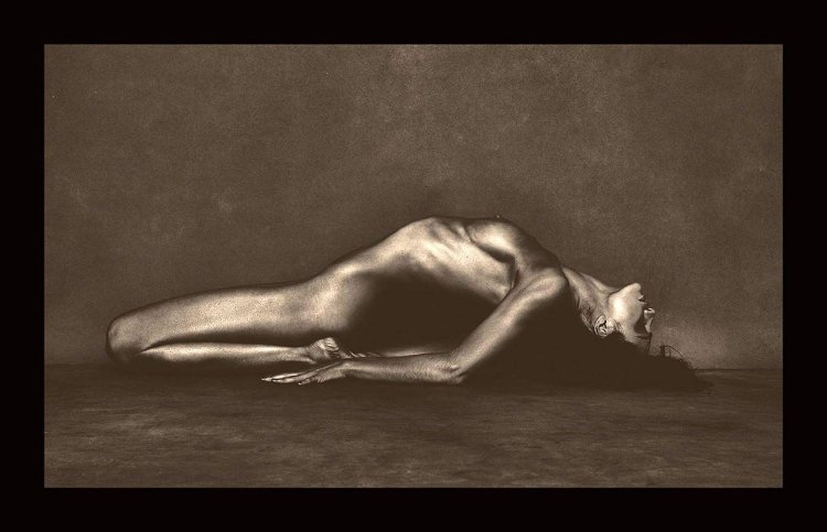 Kourtney Kardashian Poses Nude for Vanity Fair