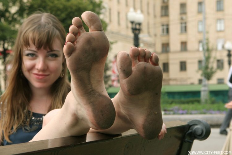 Dirty feet of girls 10 years old