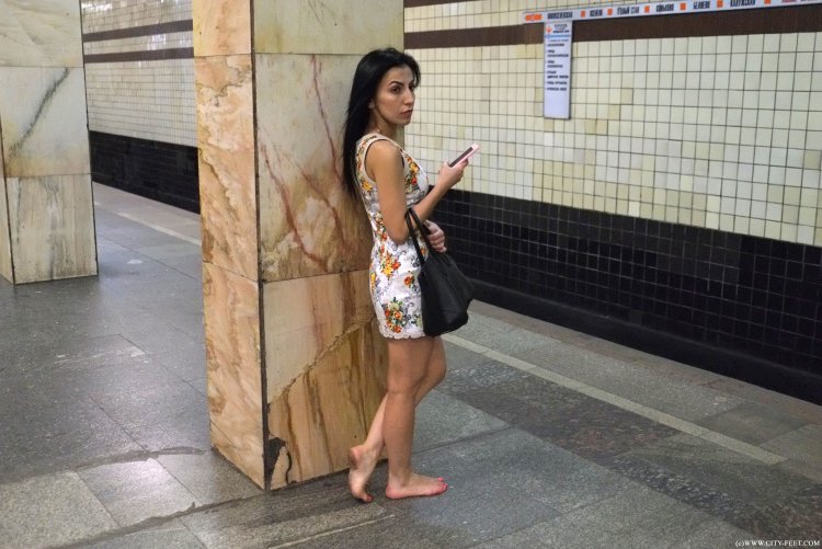 Anna Taradanova barefoot in the subway