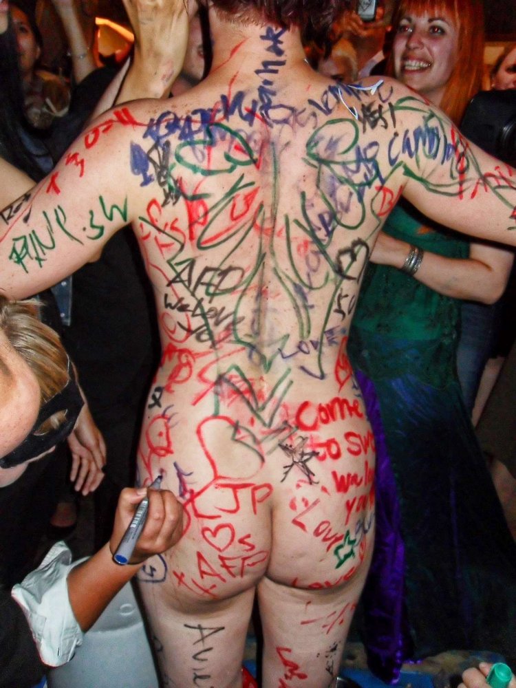 Amanda Palmer striptease