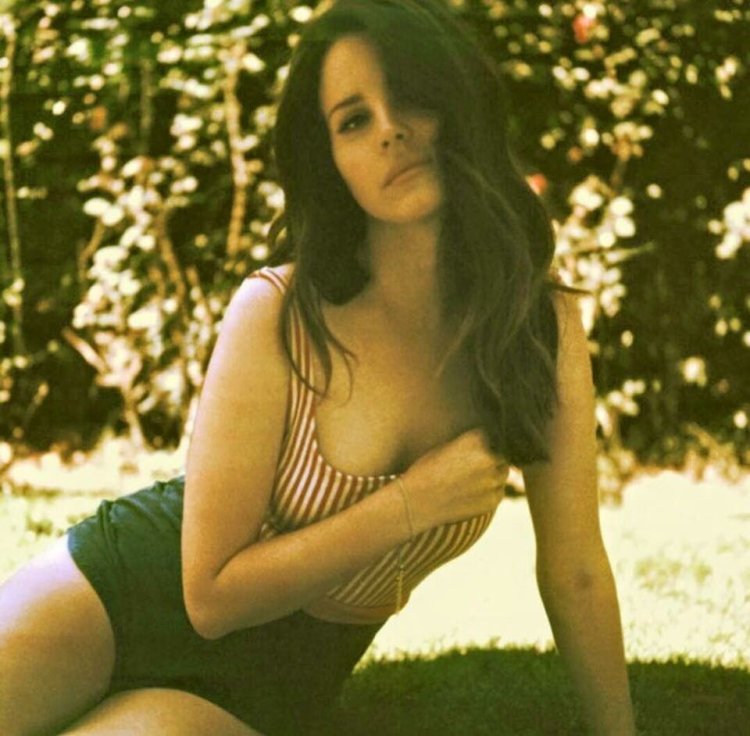 Lana Del Rey Toples