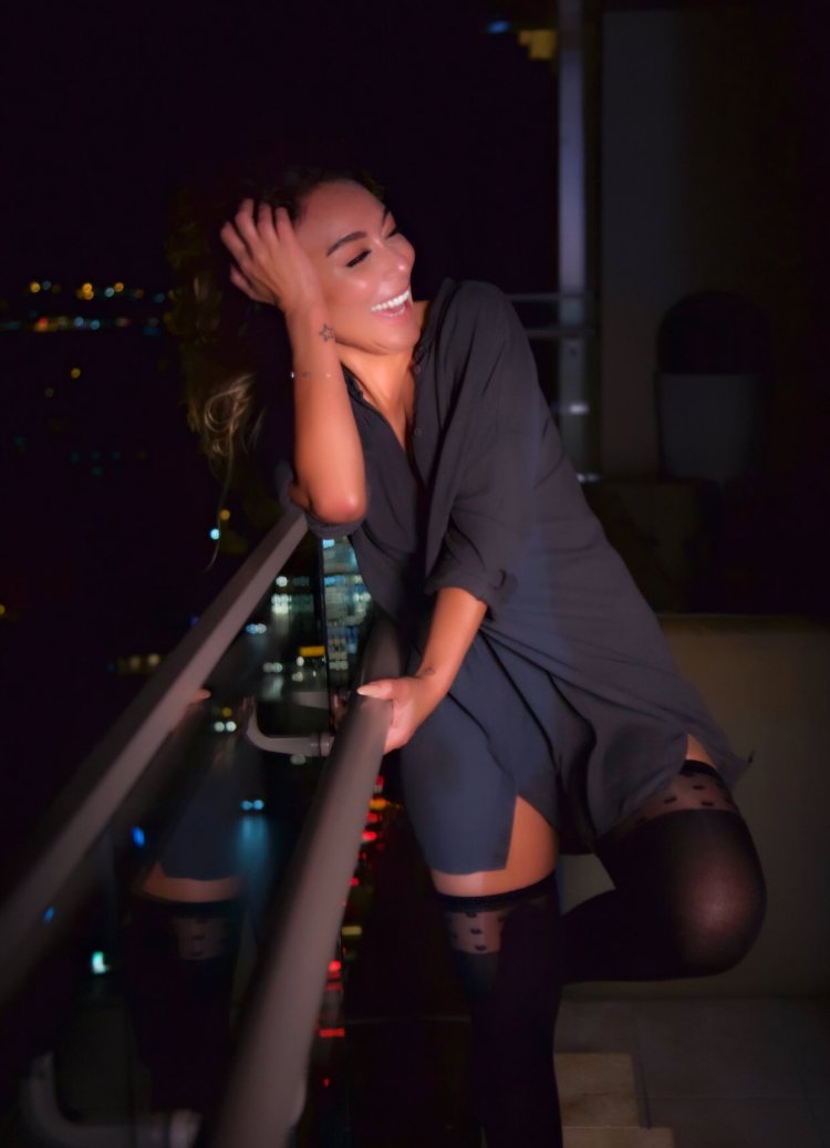 Ziynet Sali Hot Legs