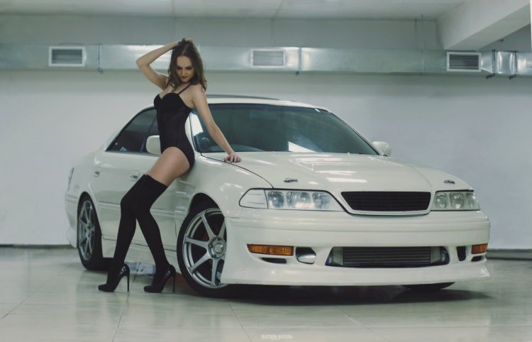 Girl and Toyota Mark 2 100