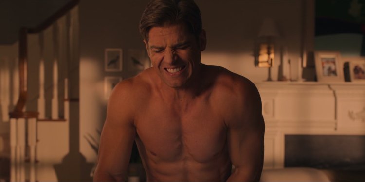 Mike Vogel is naked