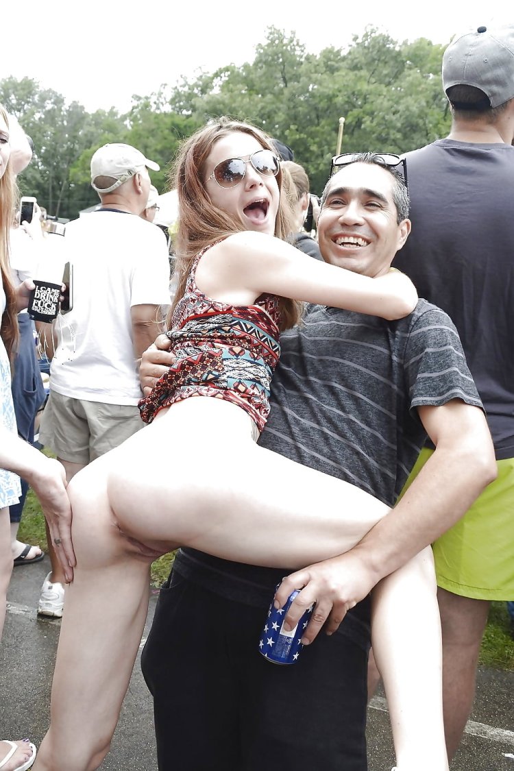 The girl is felt on the street