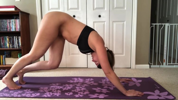 Mature blonde decided to do yoga without naked