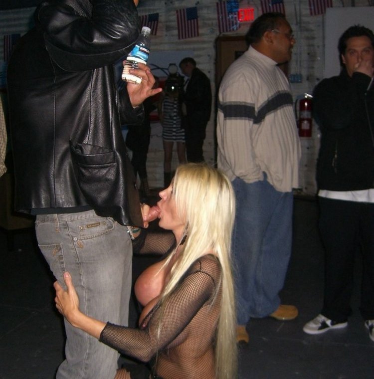 Lori pleasure naked in public