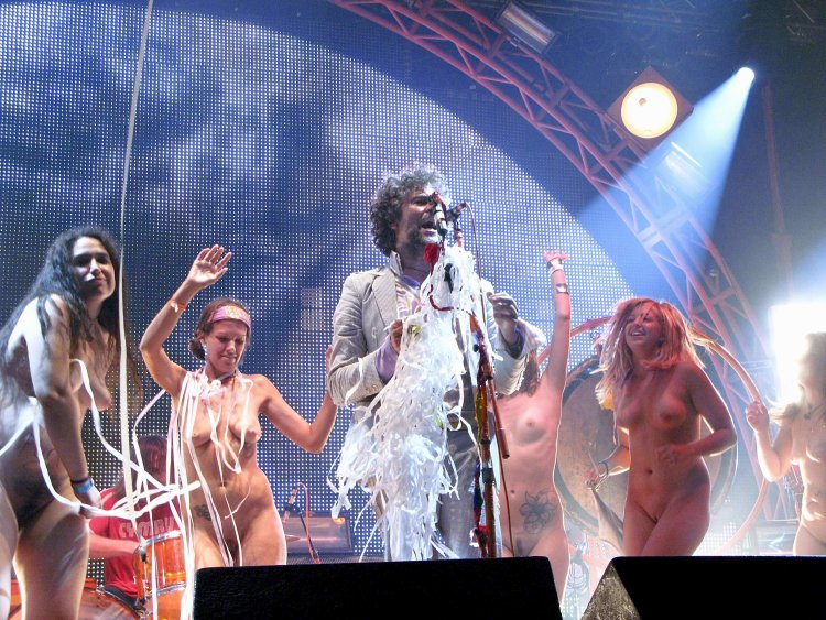 Swedish Singer Strip Nude on Stage Concert