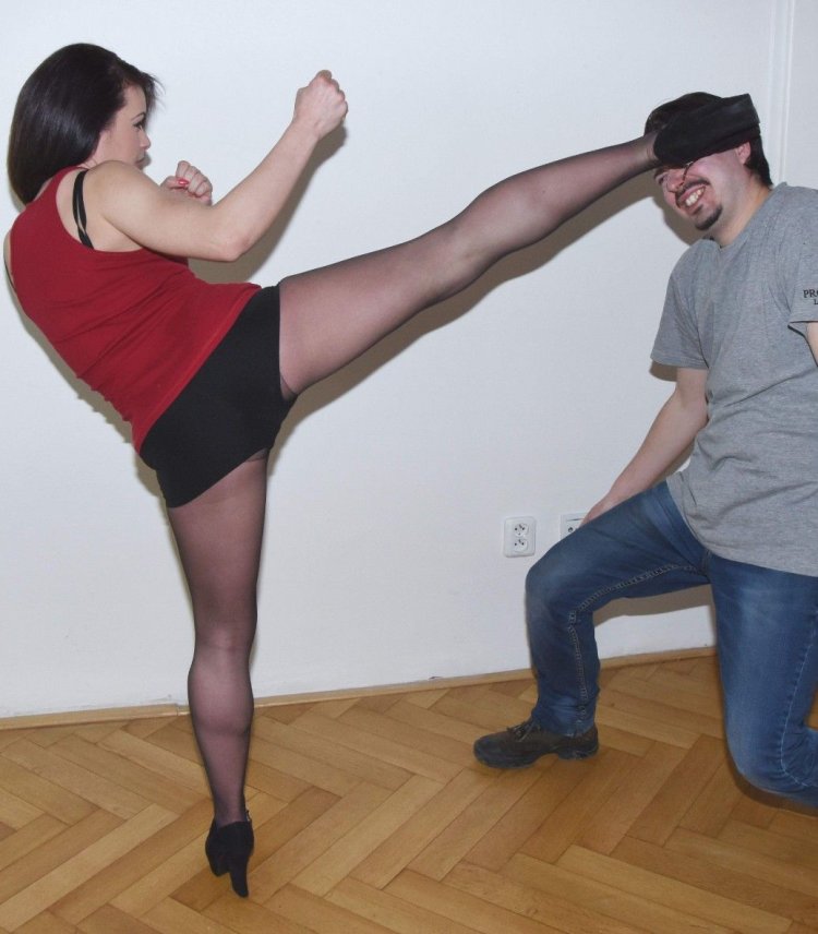 Ballbasting in mini dress