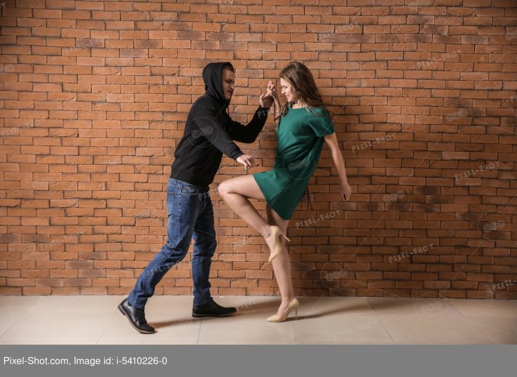Women's self -defense blow in the groin