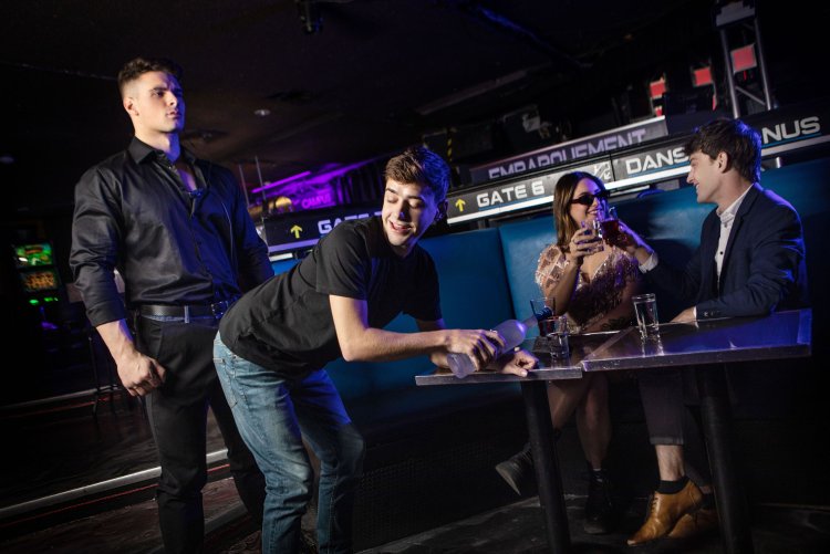 The Bodyguard Joey Mills, Malik Delgaty