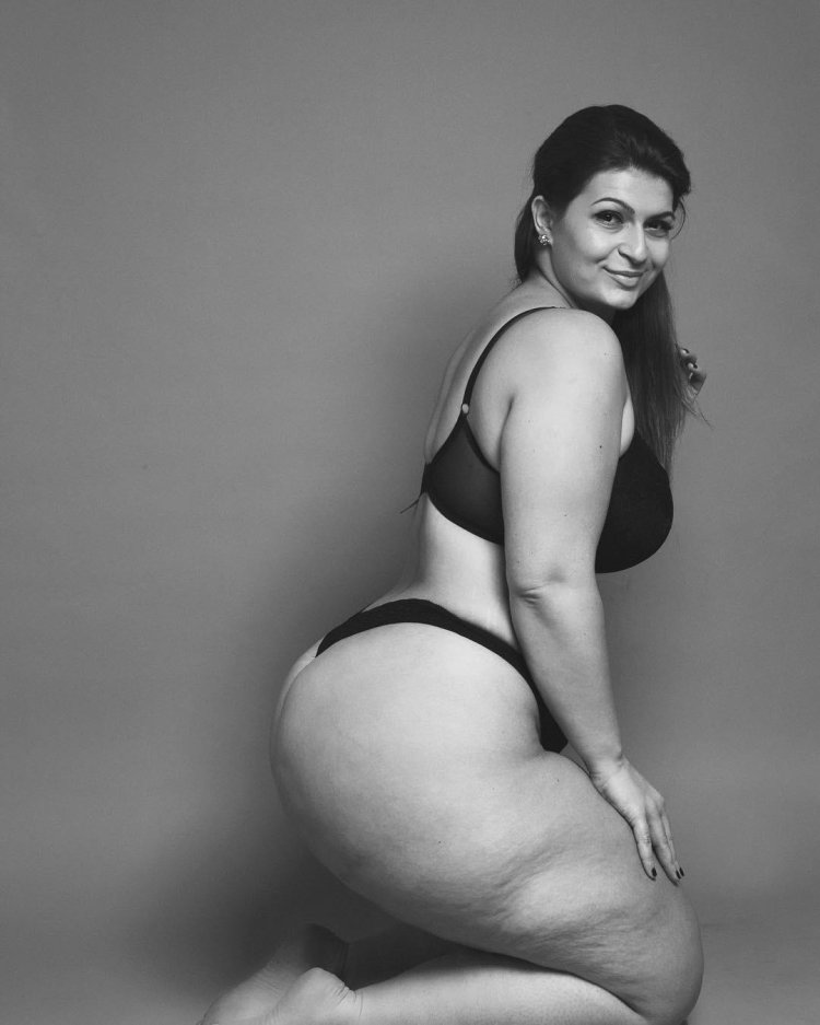 Pyshki with large buttocks