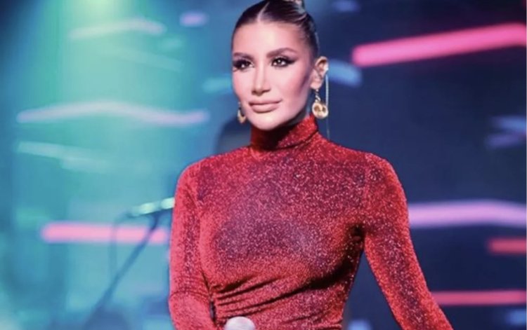 Irem Deriji to plastic