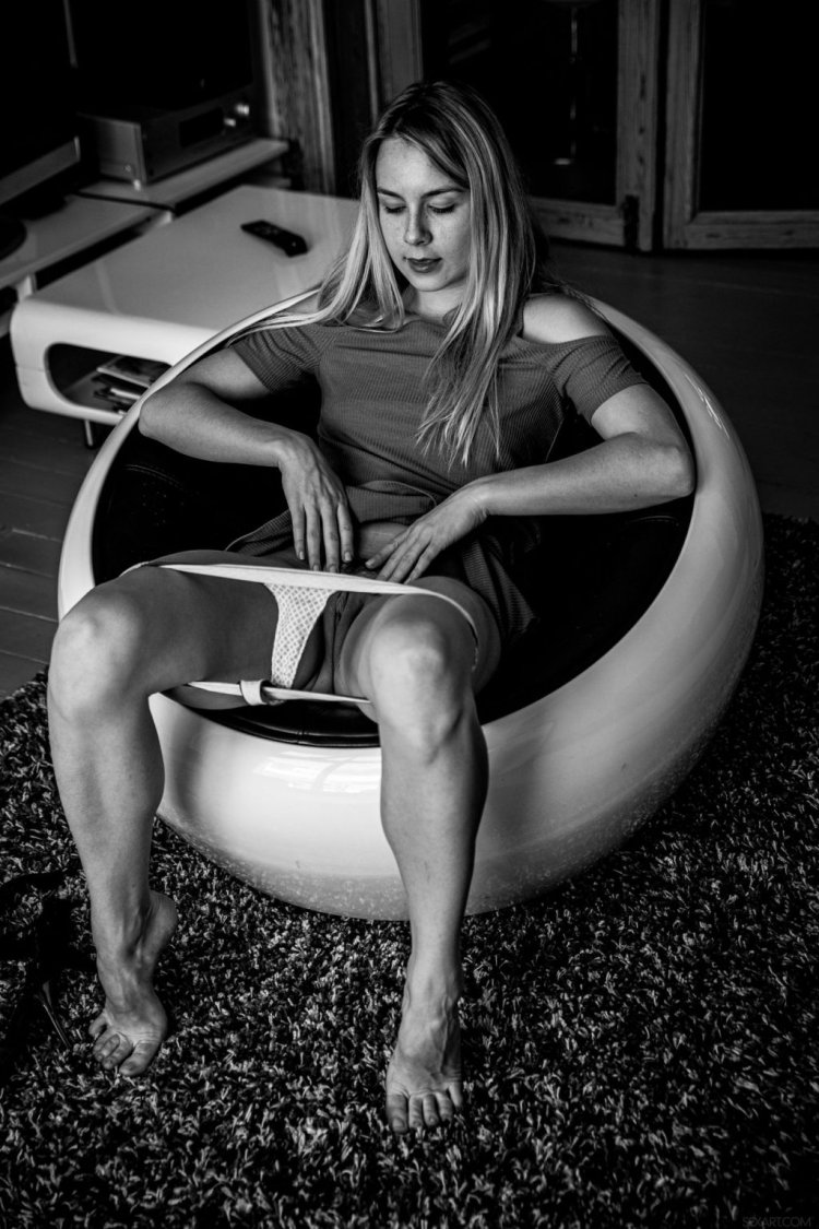 Alecia fox with a naked buttock