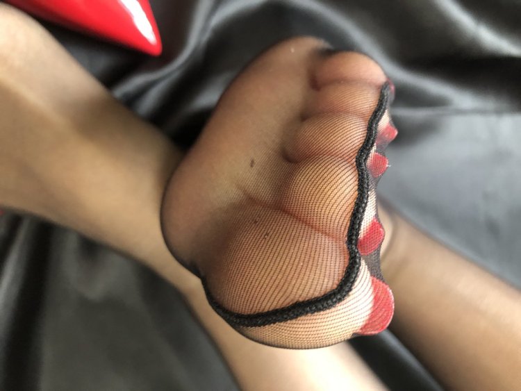 Sylvia Saine foot Legs