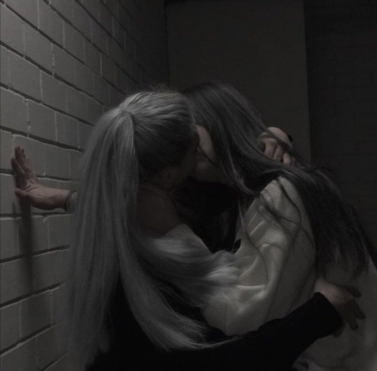 Kiss girls aesthetics