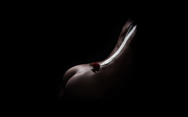 Wallpaper female silhouette on a dark background