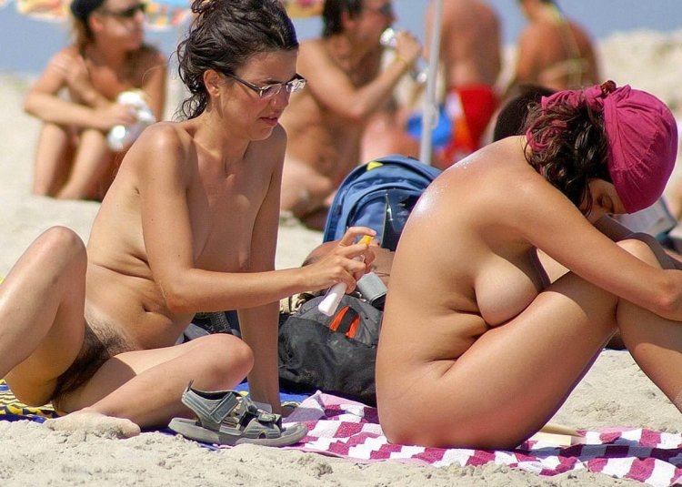 Naked women on the beach spied